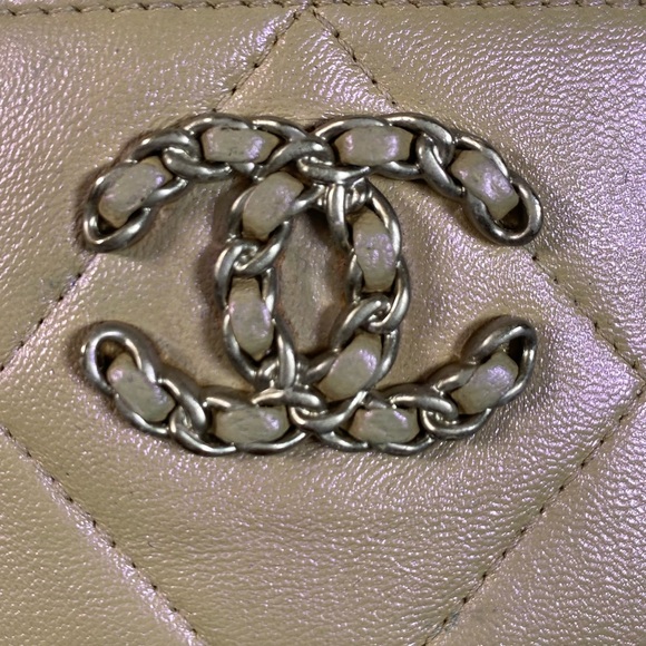 💯 Authentic Chanel Lambskin iridescent cardholder - Picture 7 of 10